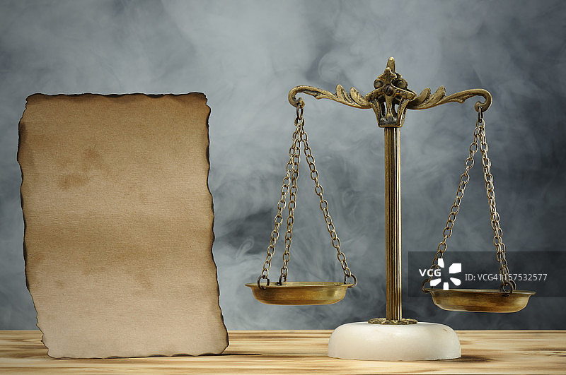 带纸张的古董天平图片素材