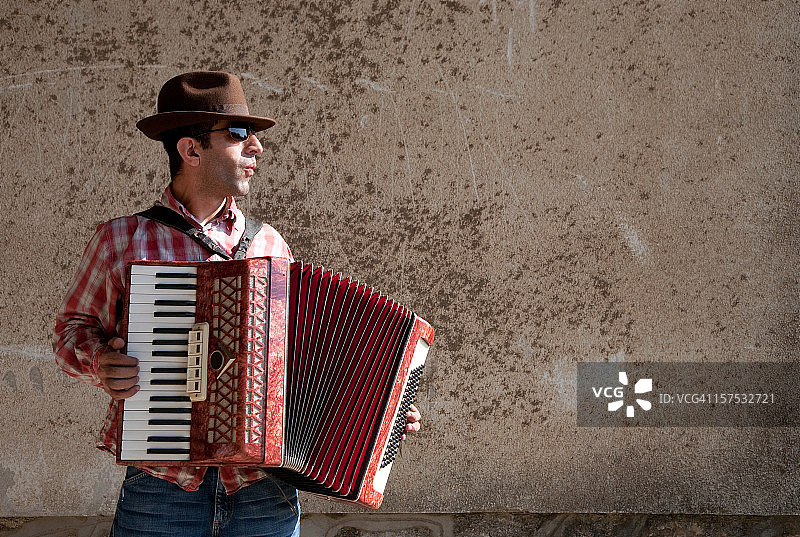 演奏手风琴的男人图片素材