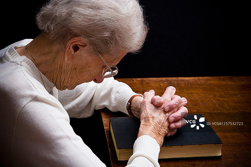 年长女性祈祷图片素材