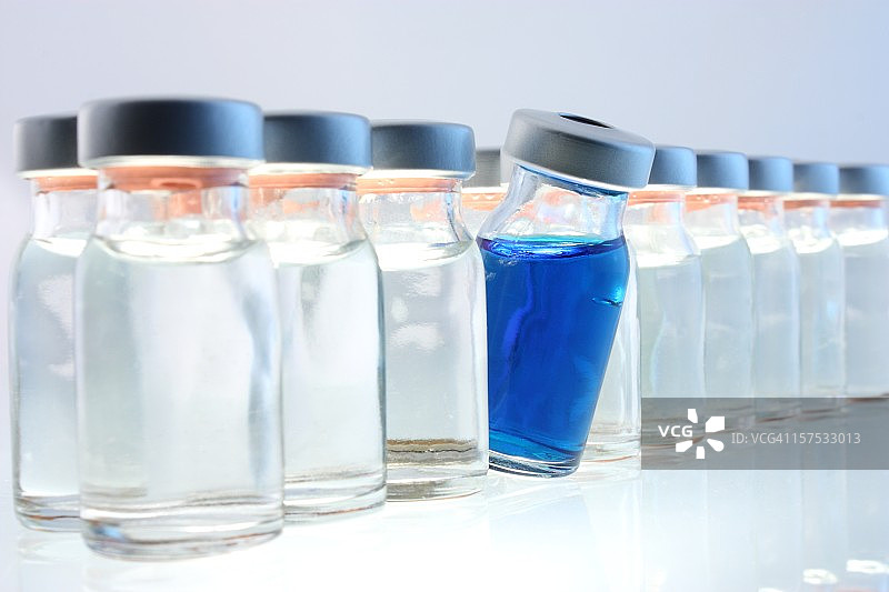 一排药瓶图片素材