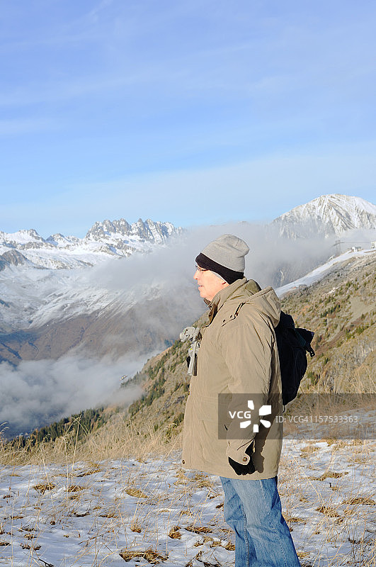 老年男人在法国阿尔卑斯山图片素材