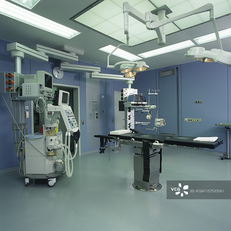 带有电脑和手推车的医院手术室图片素材