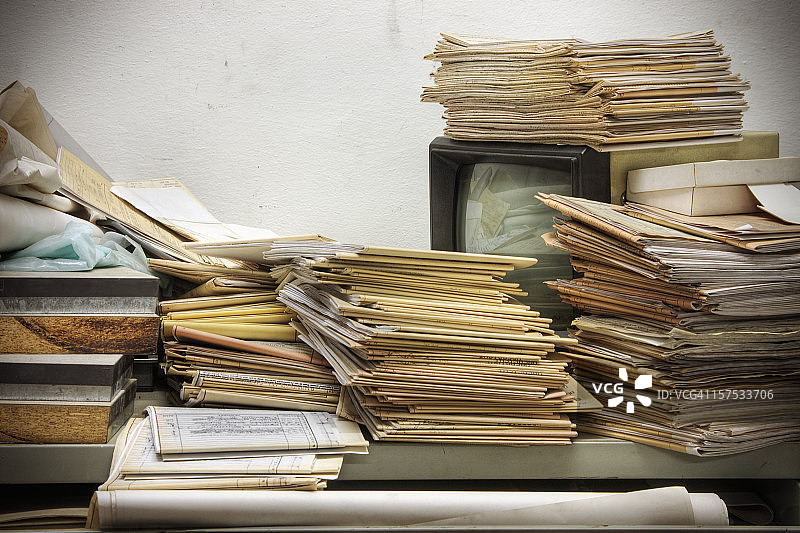 凌乱的复古书桌图片素材