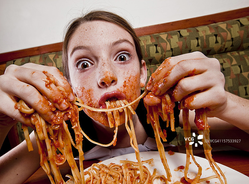 吃饭弄得很脏的人图片素材