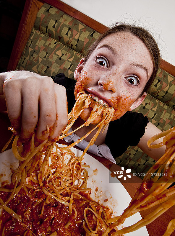 吃饭弄得很脏的人图片素材