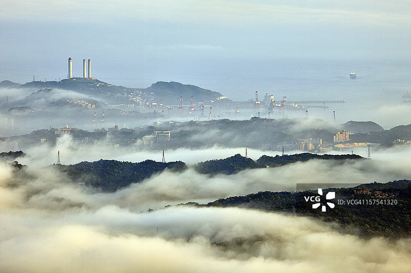 雾和霾笼罩下的基隆市景色图片素材