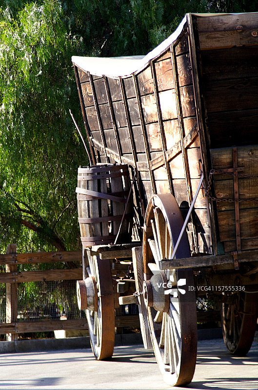 带篷的补给车图片素材