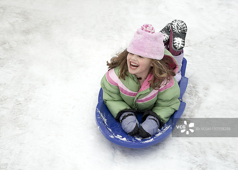 玩雪橇的小女孩图片素材