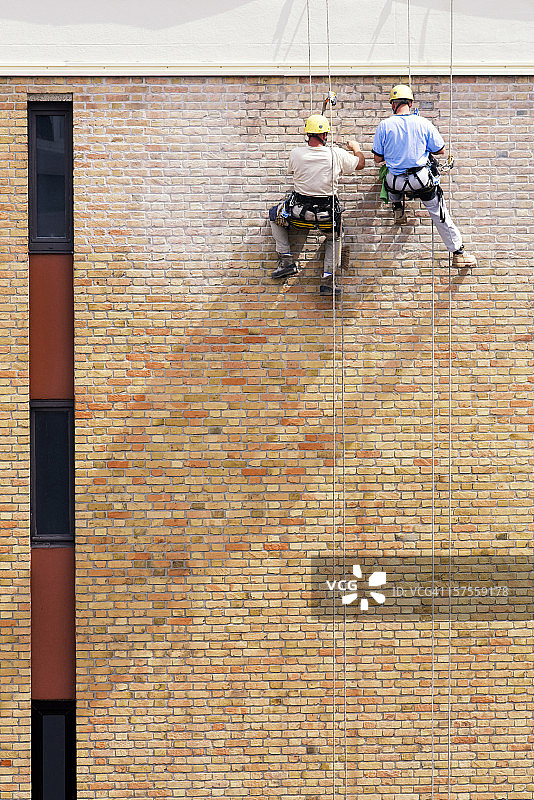 男人修复房子图片素材