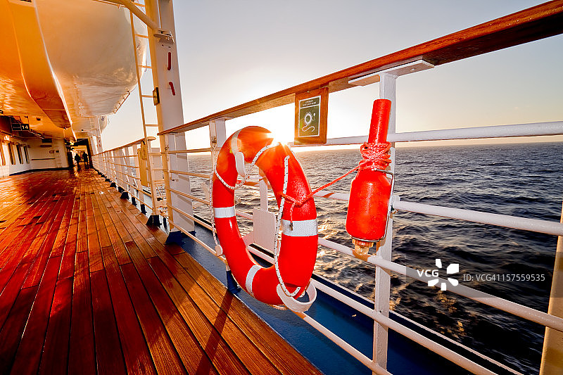 救生艇、救生设备和安全信标图片素材