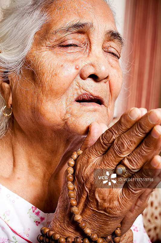 年长精神妇女祈祷双手皱垂图片素材