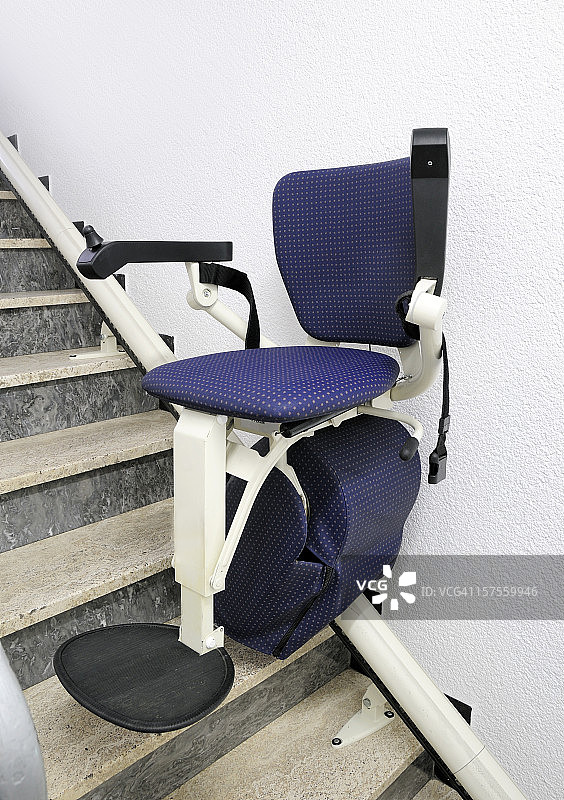 公共建筑内为残疾人士提供的楼梯升降电梯图片素材