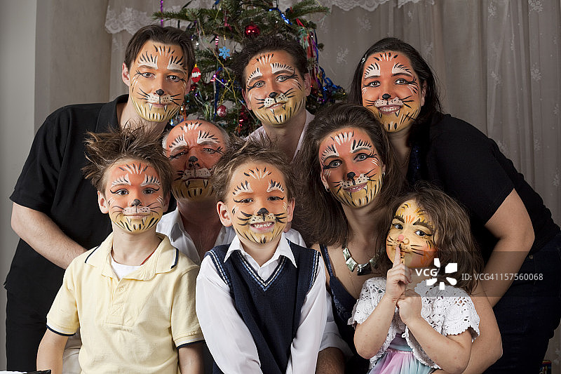 画着老虎脸的大型家庭图片素材