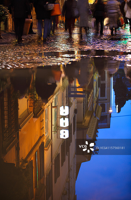 意大利罗马的酒吧招牌水坑倒影图片素材