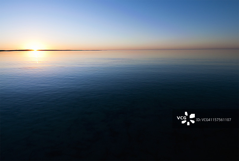 平静水面日落图片素材