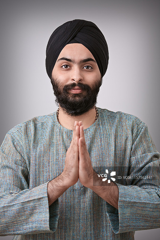 双手合十的年轻印度锡克教徒图片素材