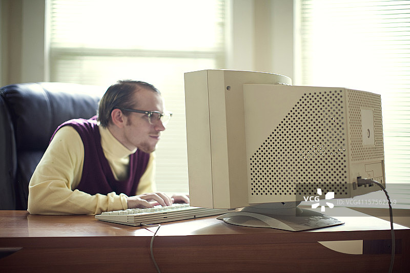 办公室里的电脑技术专家图片素材