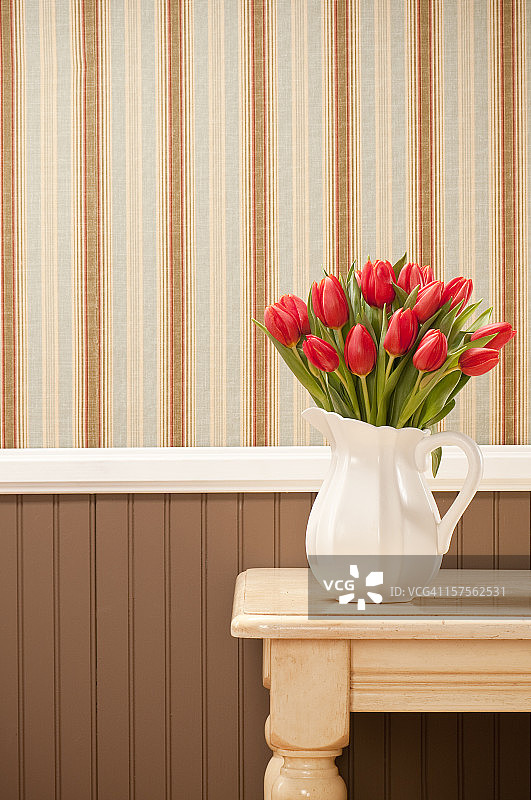 餐桌上的红色郁金香图片素材