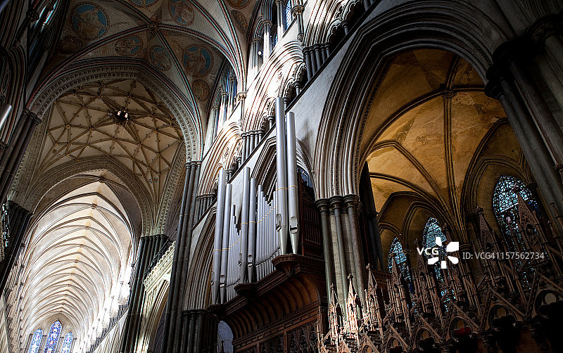索尔兹伯里大教堂内部的戏剧性角度视图图片素材