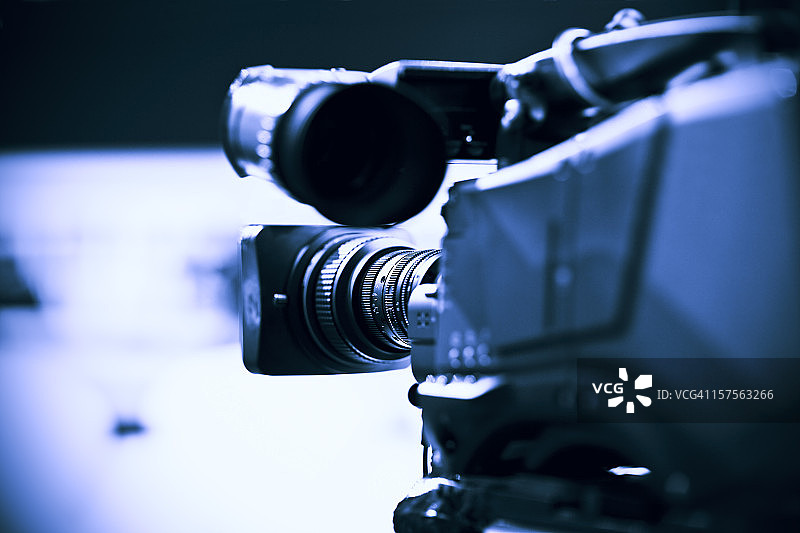 演播室中的专业高清广播摄像机图片素材