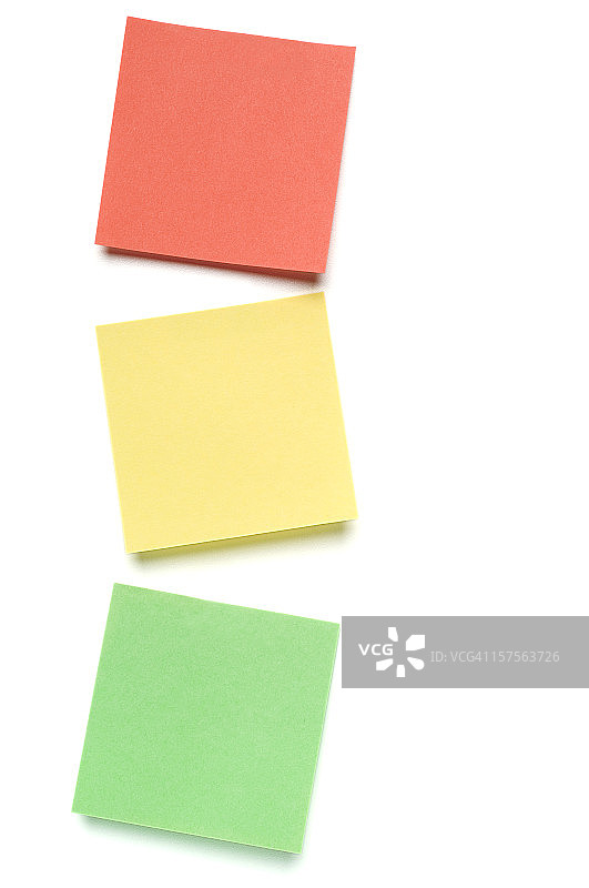 白色背景上的三张便签纸图片素材