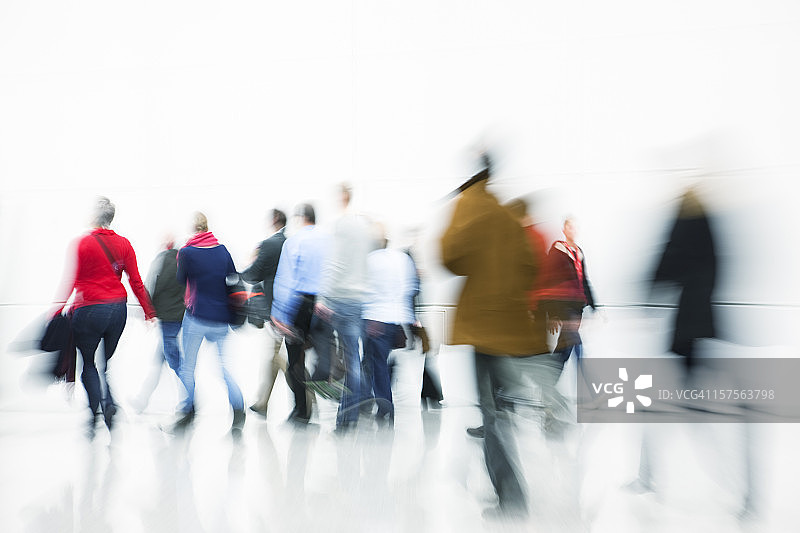 走在走廊里的通勤者，模糊的运动图片素材