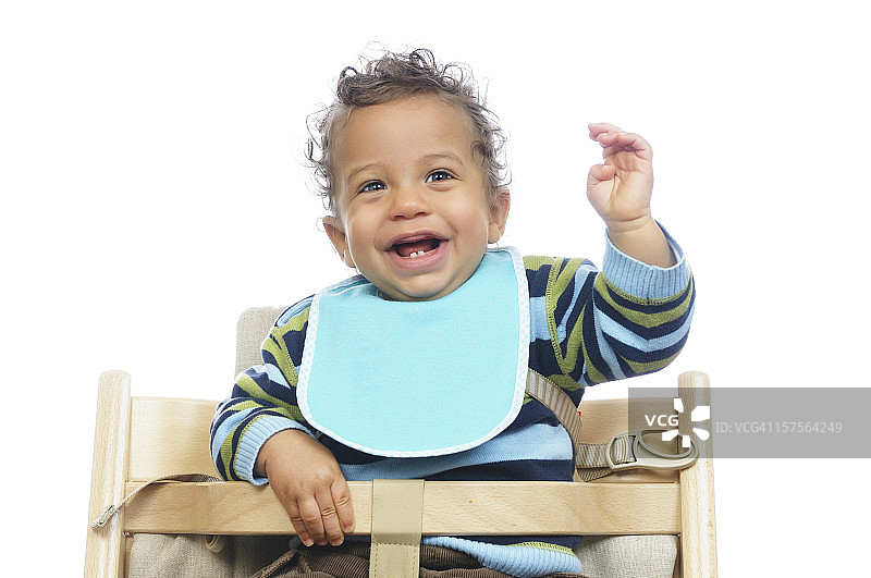 混血宝宝在用餐前表现得很兴奋图片素材