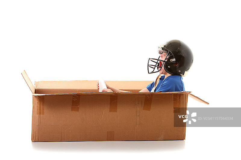 男孩开着盒子图片素材