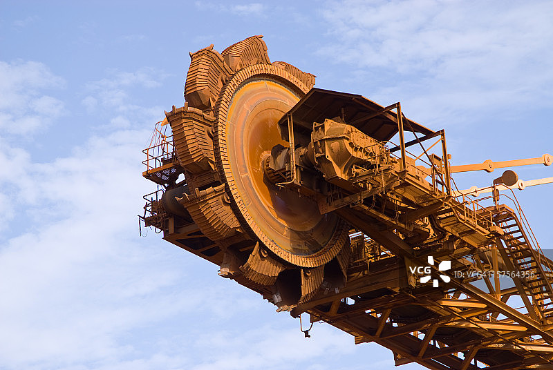 铁矿矿场的堆取料机图片素材