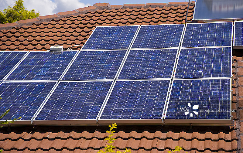 房屋屋顶上的太阳能电池板图片素材