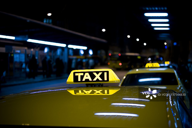 夜晚的出租车站点图片素材