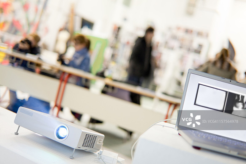 带有LCD投影仪的PPT演示文稿图片素材