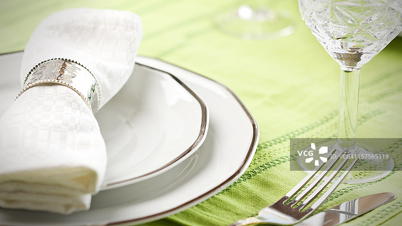 优雅的餐桌摆设图片素材