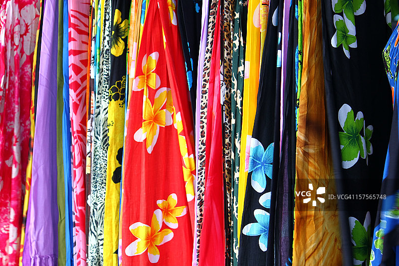 夏威夷传统纺织品背景上的彩色裙子图片素材