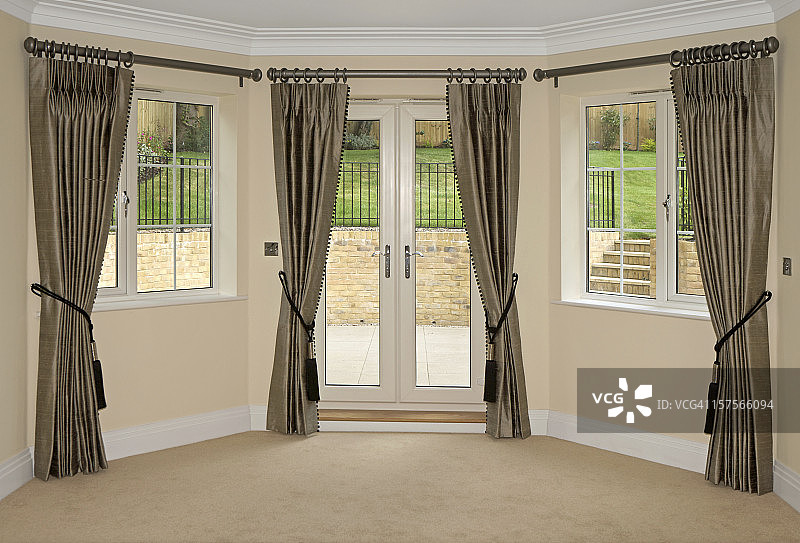 丝绸窗帘和飘窗图片素材