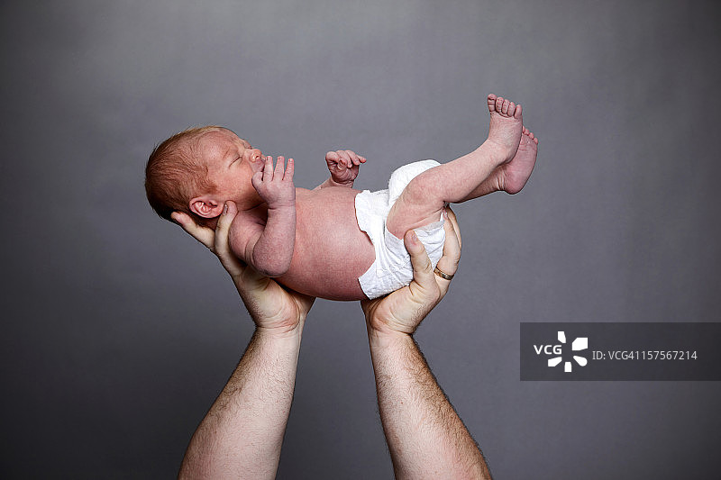 父亲与幼儿子的亲密互动图片素材