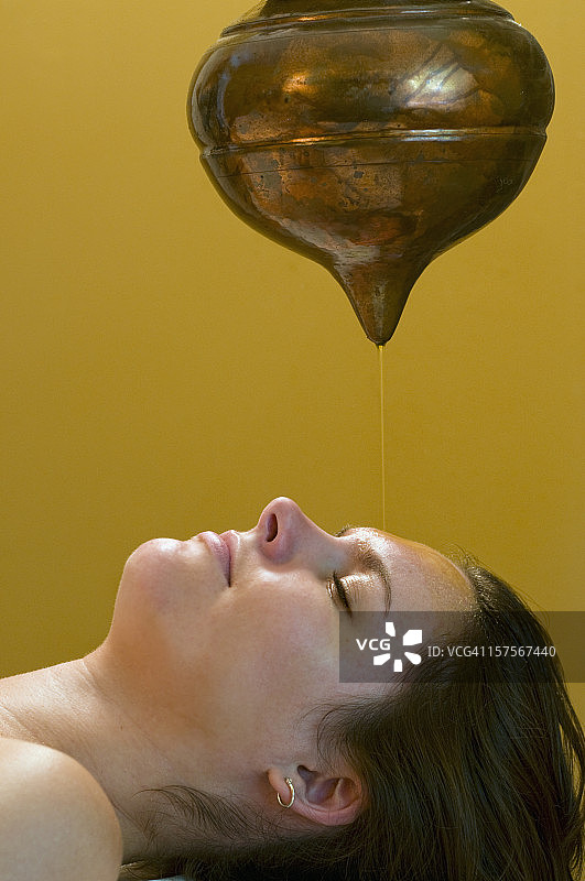 女人接受整体头部油浴疗法图片素材
