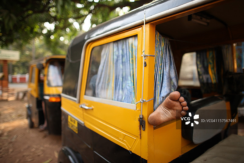 在自动人力车里的脚图片素材