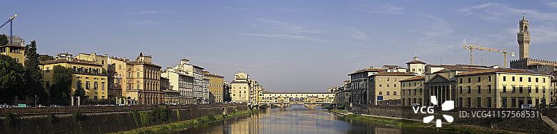 老桥、阿尔诺河畔别墅与意大利托斯卡纳全景图片素材