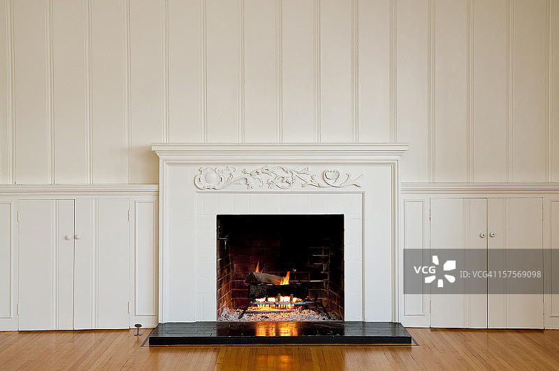 空房间里的传统壁炉图片素材