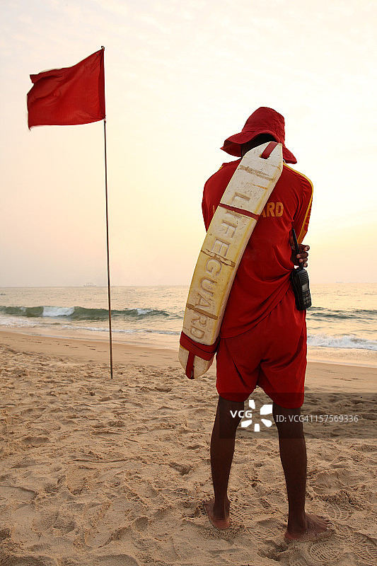 海滩上的救生员图片素材