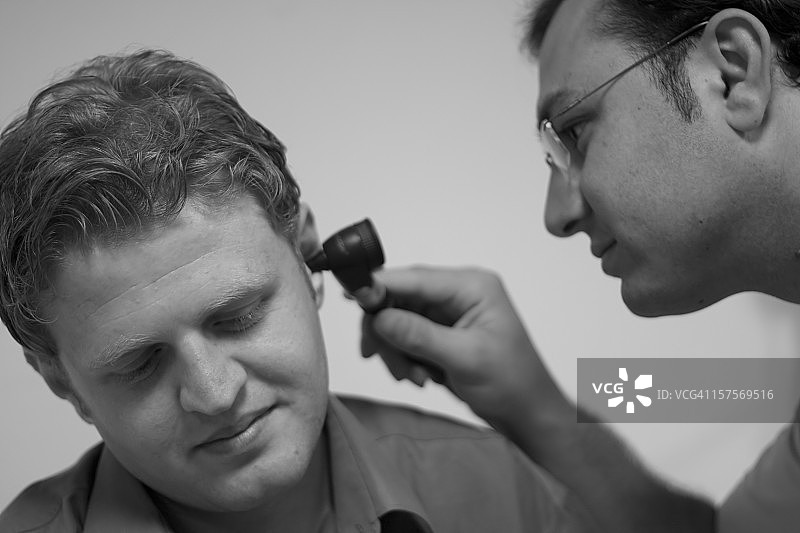 耳部检查图片素材