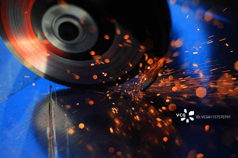 金属切割火花图片素材