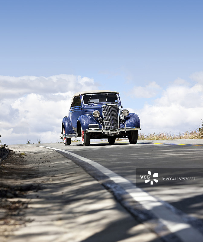 在阿根廷巴塔哥尼亚行驶的蓝色古董车图片素材