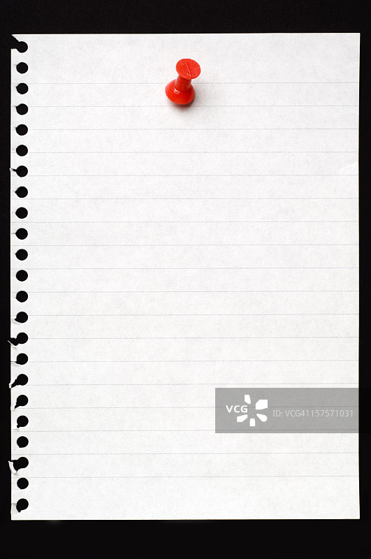 黑色背景上的白色横格纸图片素材