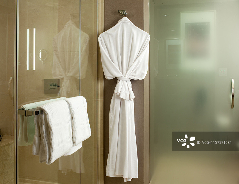 高档浴室内的毛绒浴袍图片素材