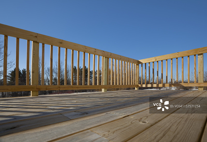 带栏杆的松木露台表面图片素材