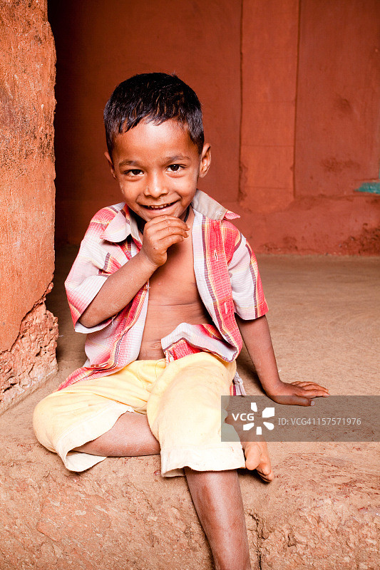 一个快乐的印度乡村儿童（竖版）图片素材