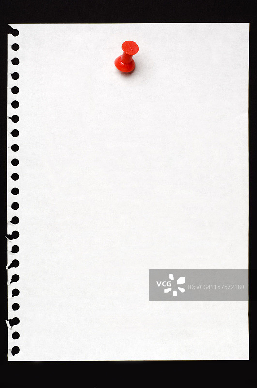 黑色背景上的空白便签纸图片素材