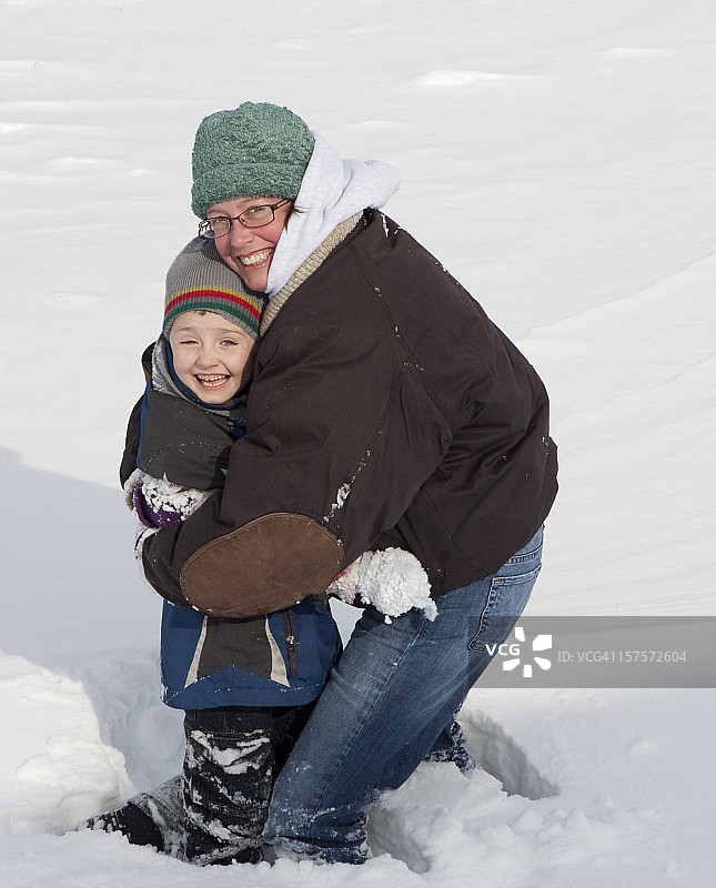 雪地里快乐的女人和孩子图片素材